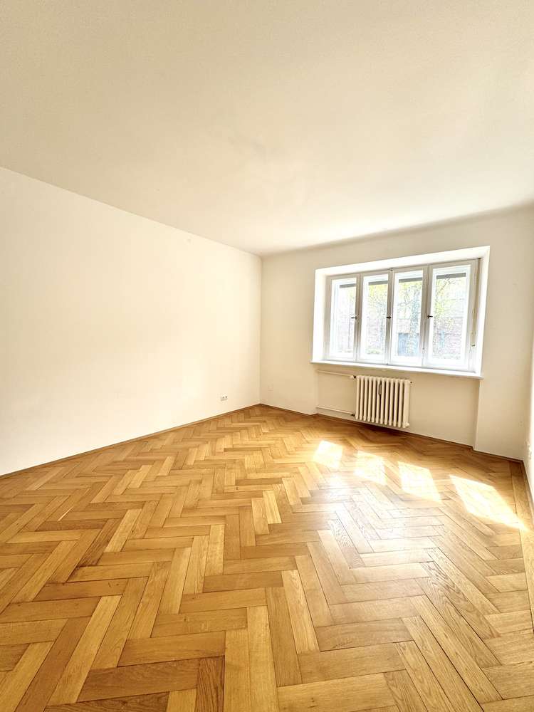 Klassischer Altbau mit Fischgrätparkett in der Kurfürstenstraße, München