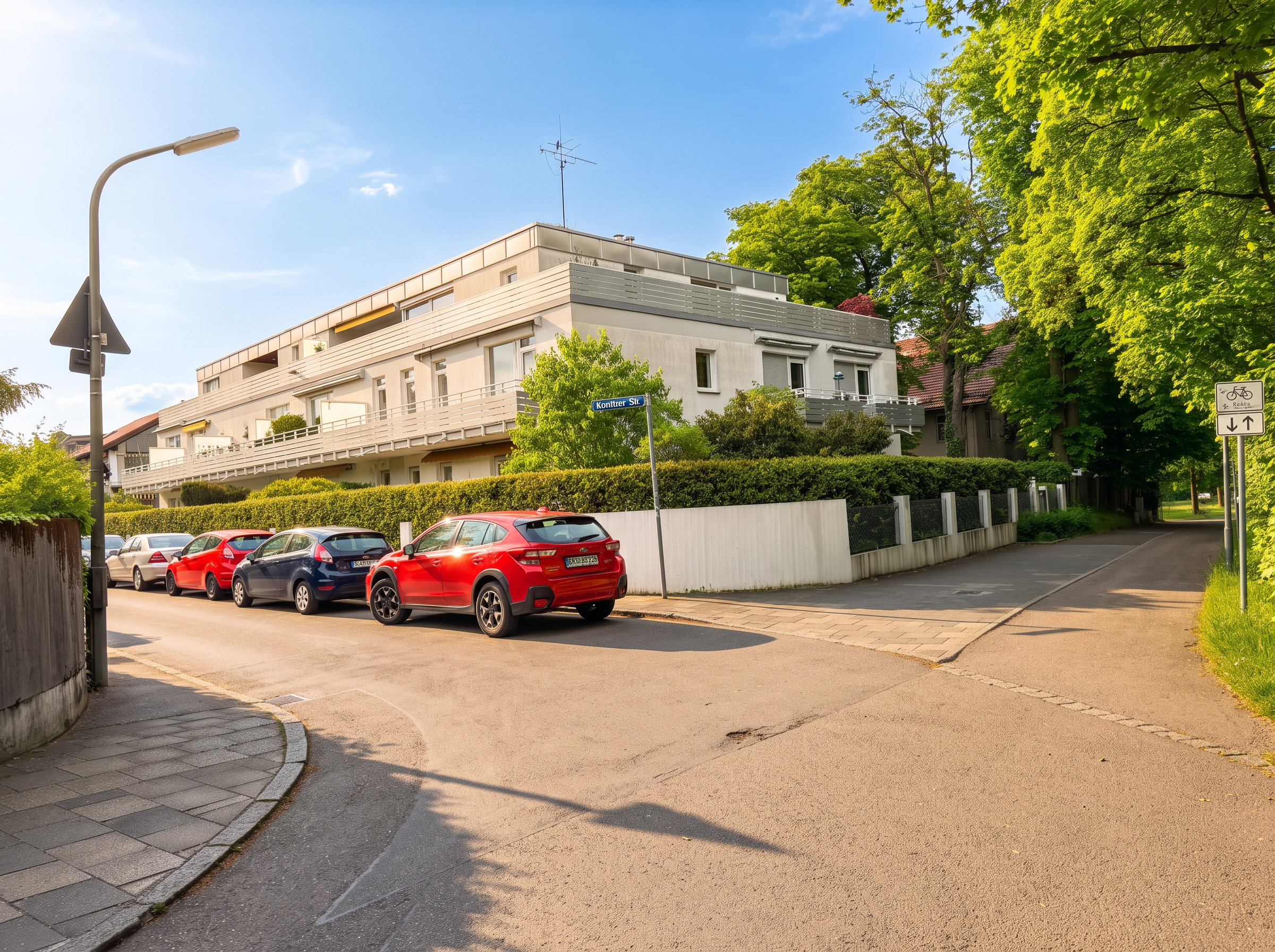 Sonnige Straßenansicht eines gepflegten Wohnhauses an der Denninger Straße in Englschalking