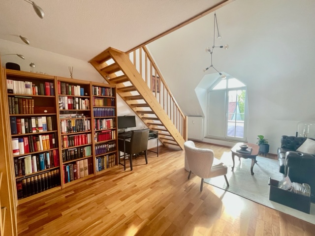 Helle Maisonette-Wohnung mit Bücherwand, Holztreppe und Parkettboden in der Schleißheimer Straße, München-Milbertshofen