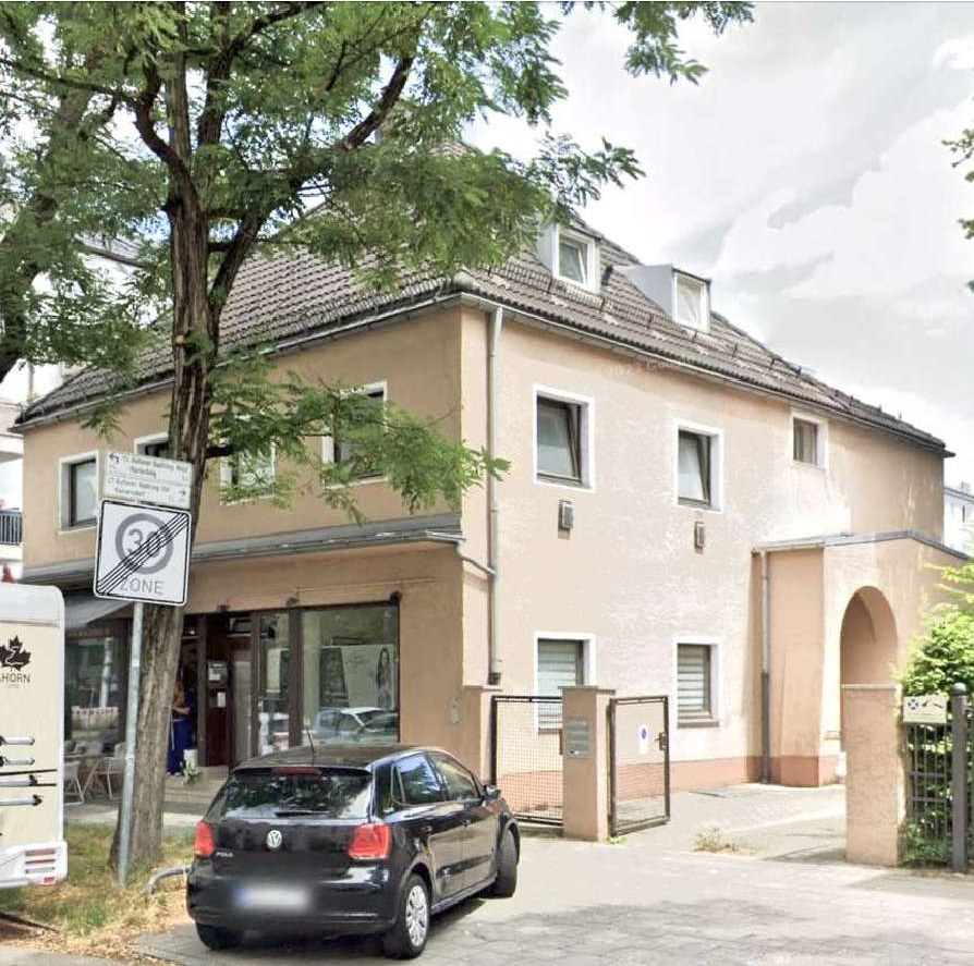 Hausansicht mit Ladenlokal und Schaufenster in der Ungsteiner Straße 3, München-Giesing