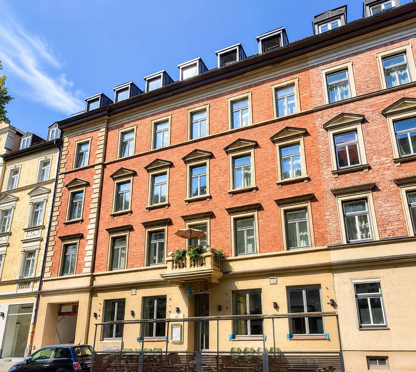 3-Zimmer-Altbauwohnung mit Balkon und Einbauküche im Glockenbachviertel